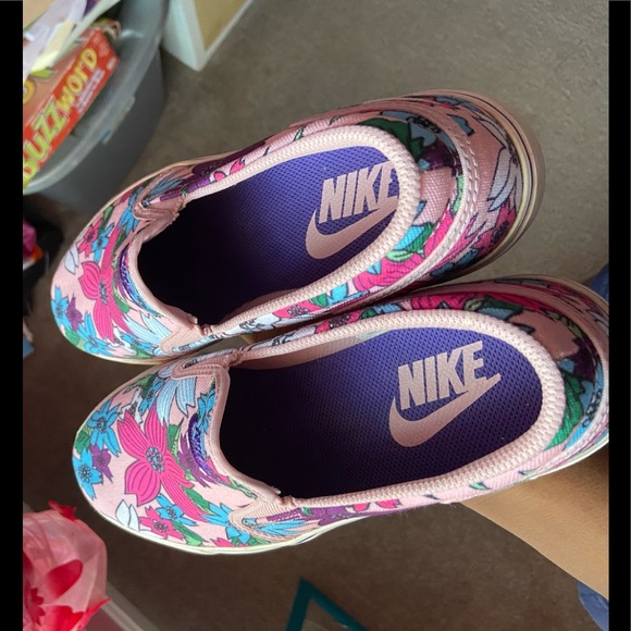 Nike tennis shoes - Picture 3 of 4